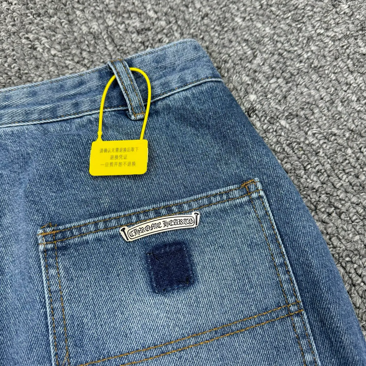 P280 Style number: H847 ChromeHearts & Chrome Hearts [New on unlabeled support platform] 2025 new logging multi-pocket black and white blue cross patch leather couple's washed jeans Top ceiling quality Styles with different washed textures, very friendly to people with thin legs and thick legs, straight and loose version very flattering leg shape Timeless moderate length, easy and casual to match, basic styling for various styles, a must-have in the wardrobe! The fabric is stiff but also makes the upper body soft without losing texture. The washing process is even more perfect. It is a must-have item for everyone! ! !  Size: 30-32-34-36 Color: blue